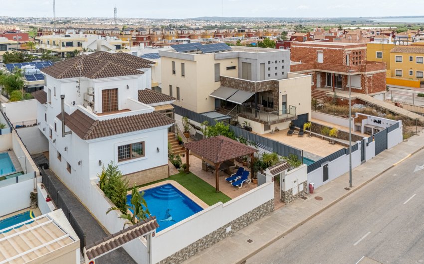 Resale - Villa -
Los Montesinos - La Herrada