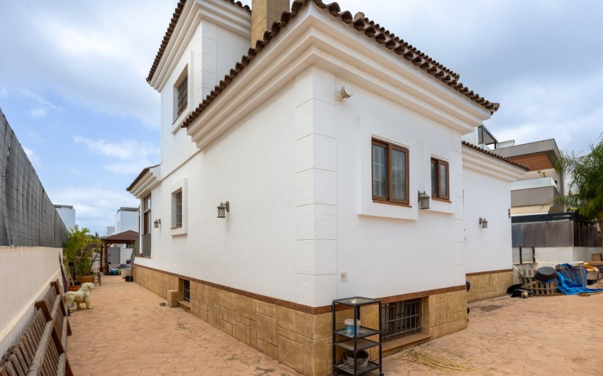 Resale - Villa -
Los Montesinos - La Herrada