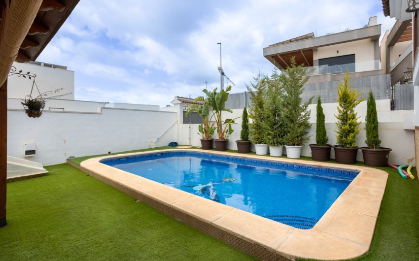 Resale - Villa -
Los Montesinos - La Herrada