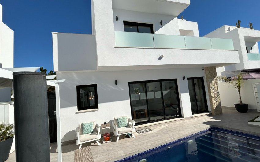 Resale - Villa -
Los Montesinos - La Herrada