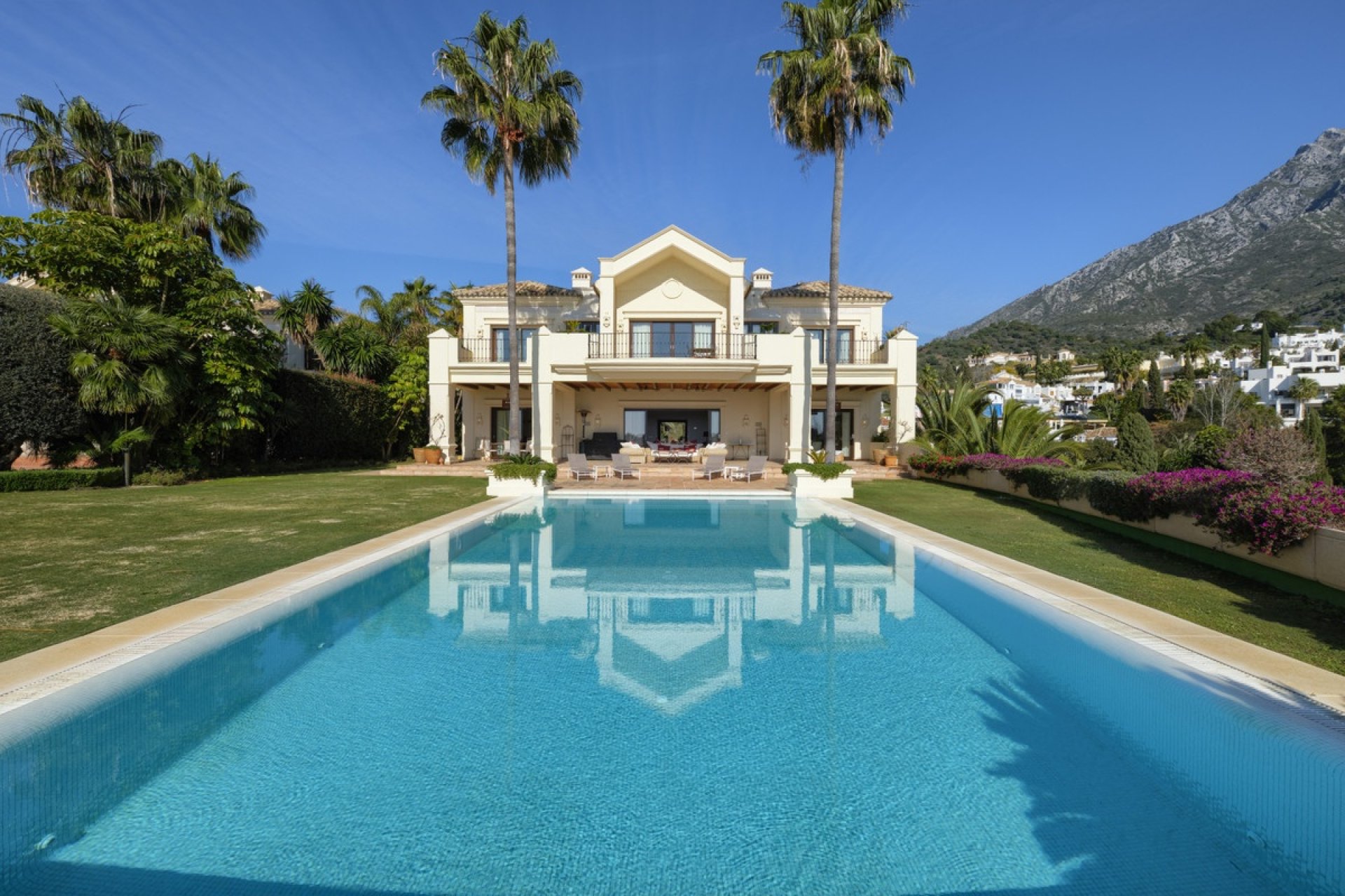 Resale - Villa -
Marbella - Costa del Sol