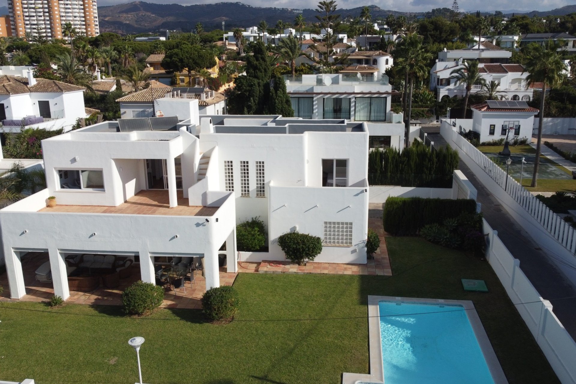 Resale - Villa -
Marbella - Las Chapas