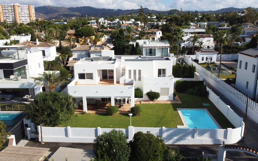 Resale - Villa -
Marbella - Las Chapas