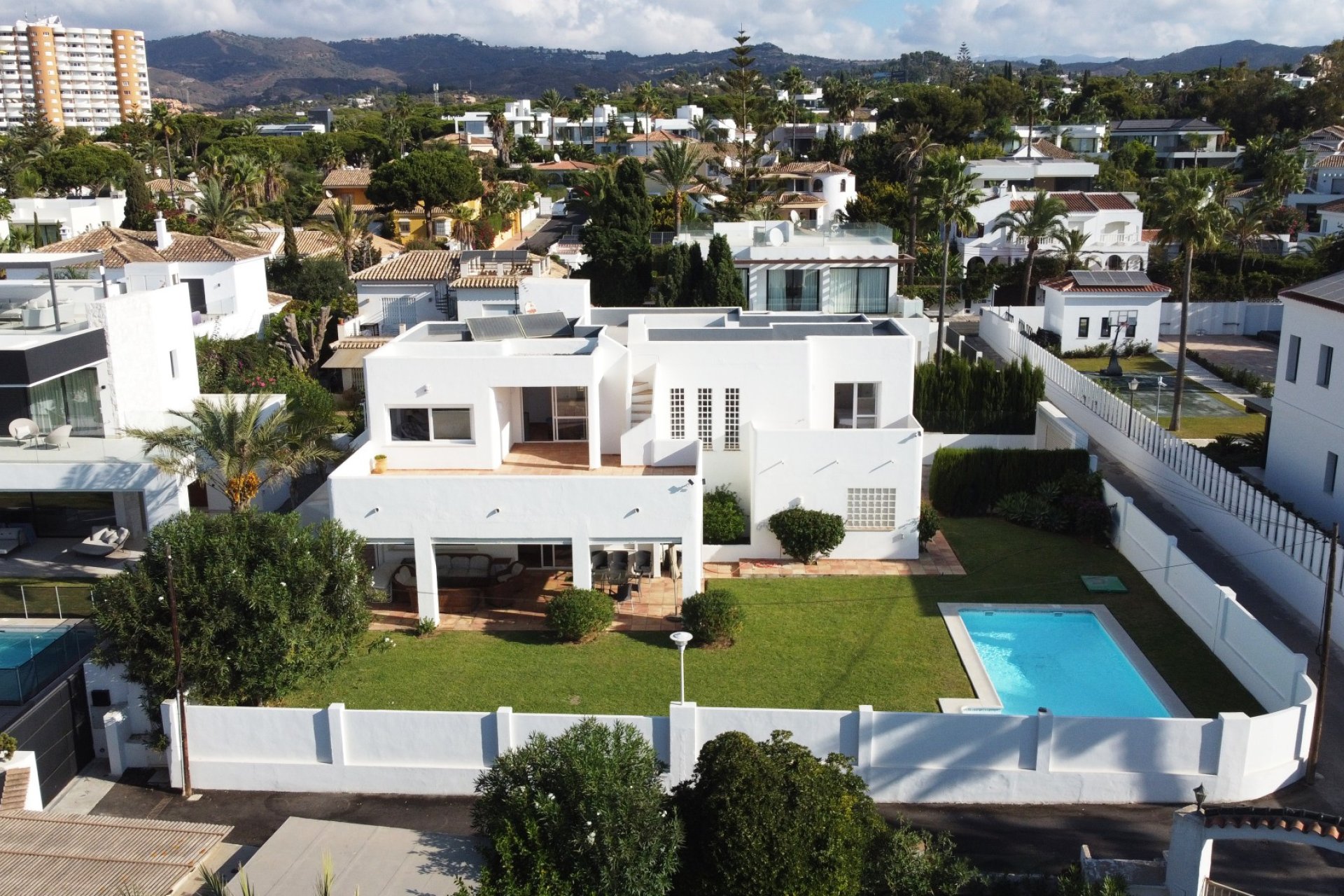 Resale - Villa -
Marbella - Las Chapas