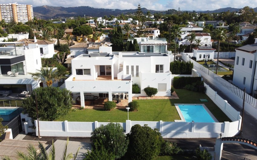 Resale - Villa -
Marbella - Las Chapas