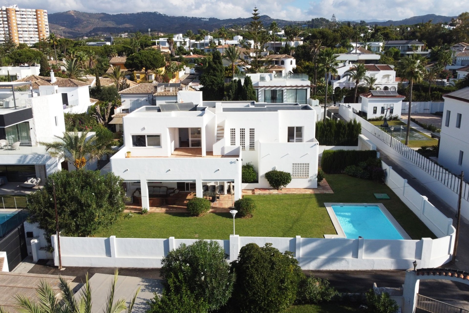 Resale - Villa -
Marbella - Las Chapas