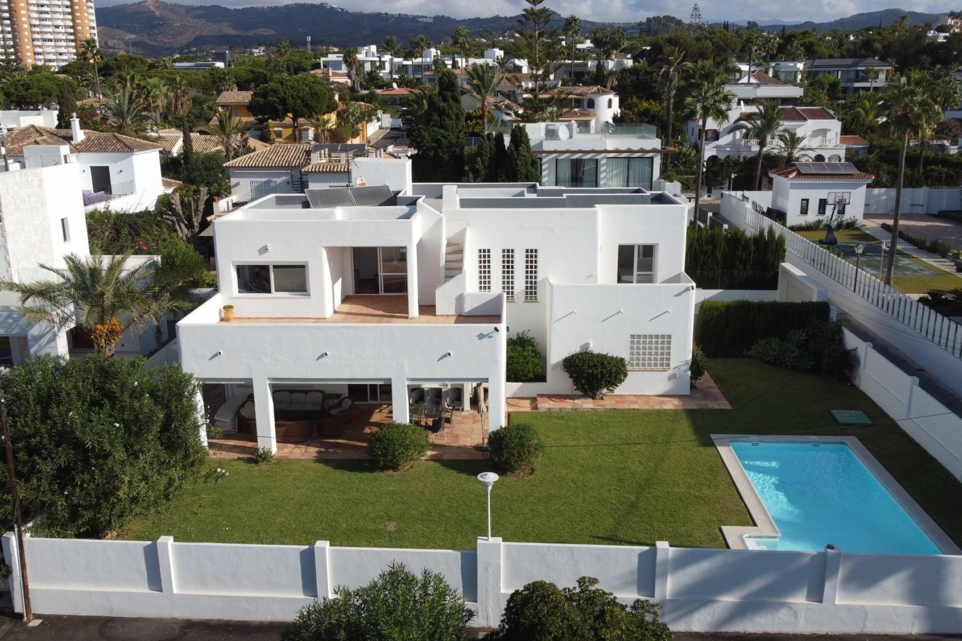 Resale - Villa -
Marbella - Las Chapas