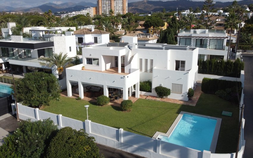 Resale - Villa -
Marbella - Las Chapas