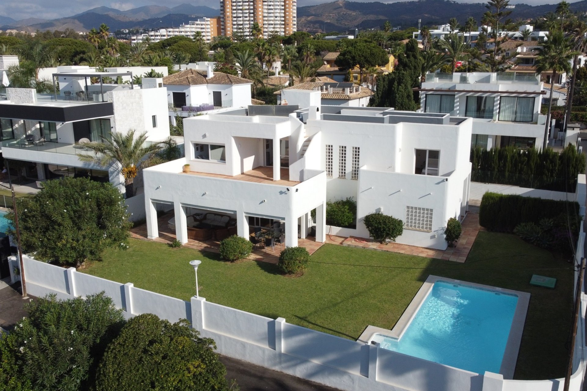 Resale - Villa -
Marbella - Las Chapas