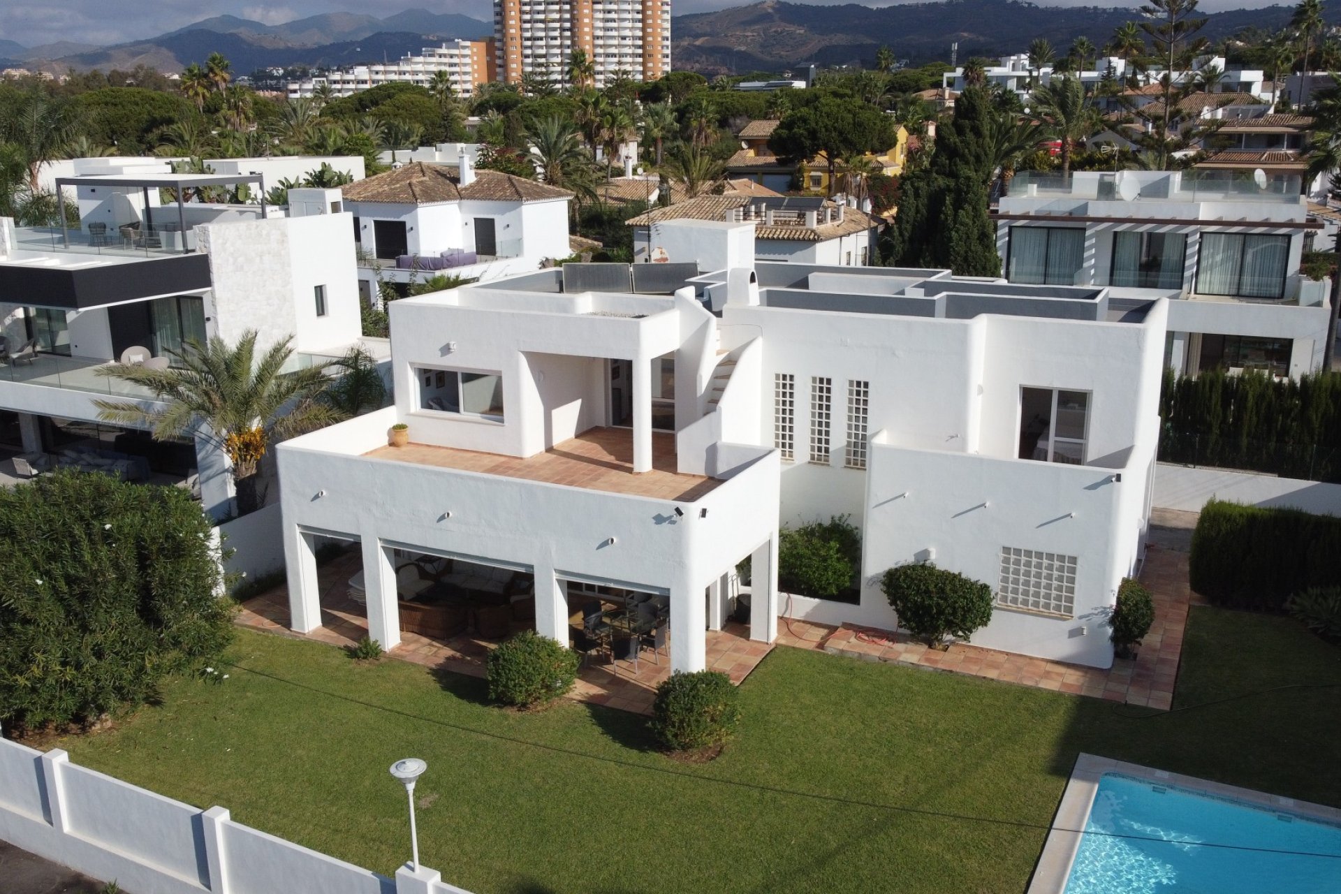 Resale - Villa -
Marbella - Las Chapas