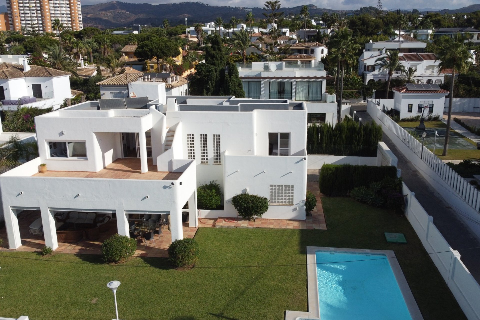 Resale - Villa -
Marbella - Las Chapas