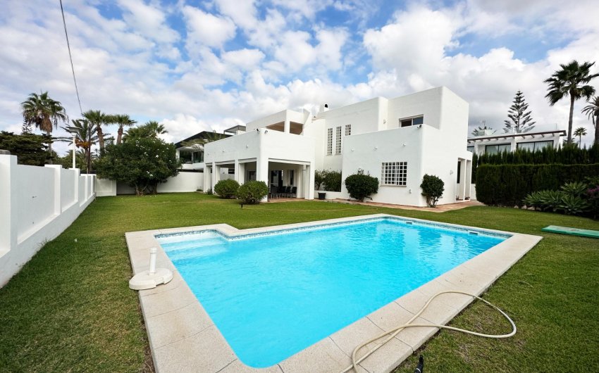 Resale - Villa -
Marbella - Las Chapas