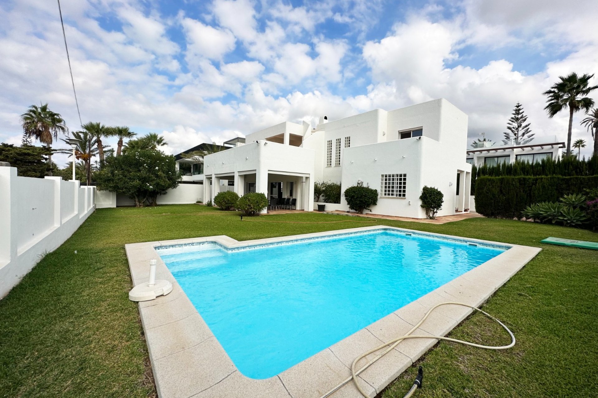 Resale - Villa -
Marbella - Las Chapas