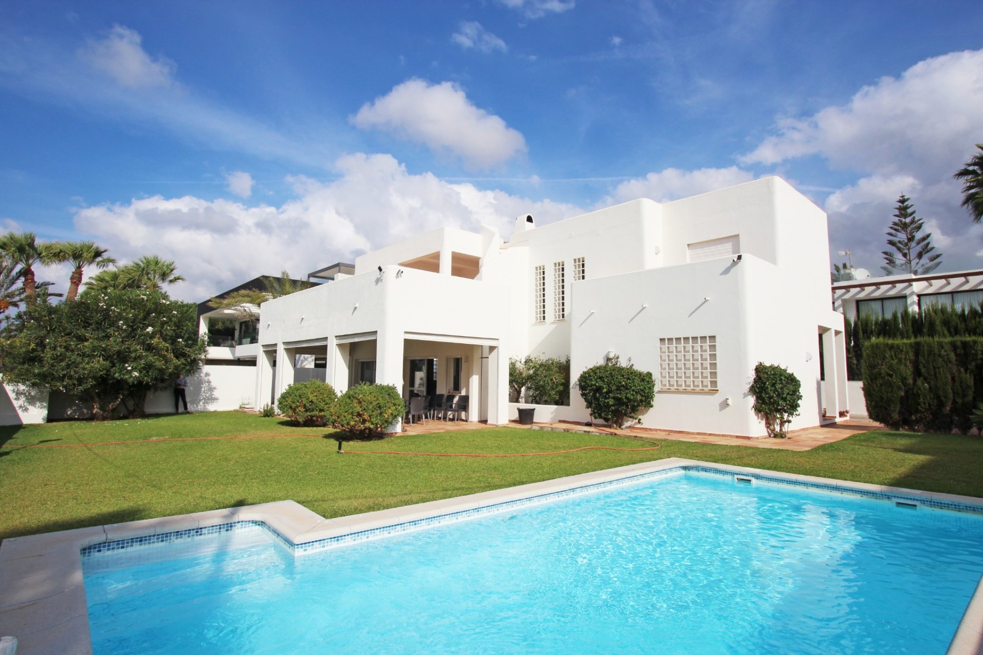 Resale - Villa -
Marbella - Las Chapas