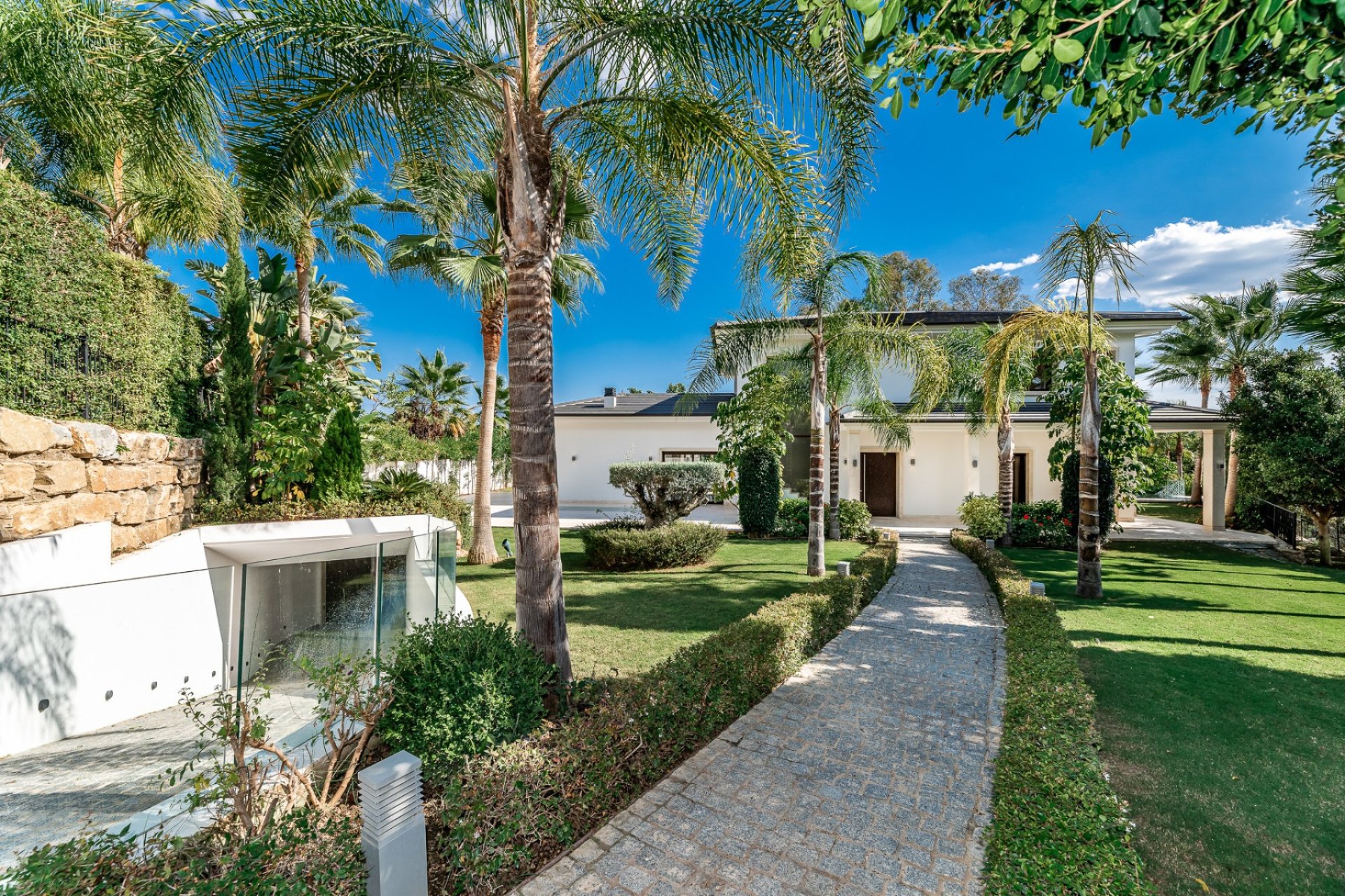 Resale - Villa -
Marbella - Nueva Andalucía