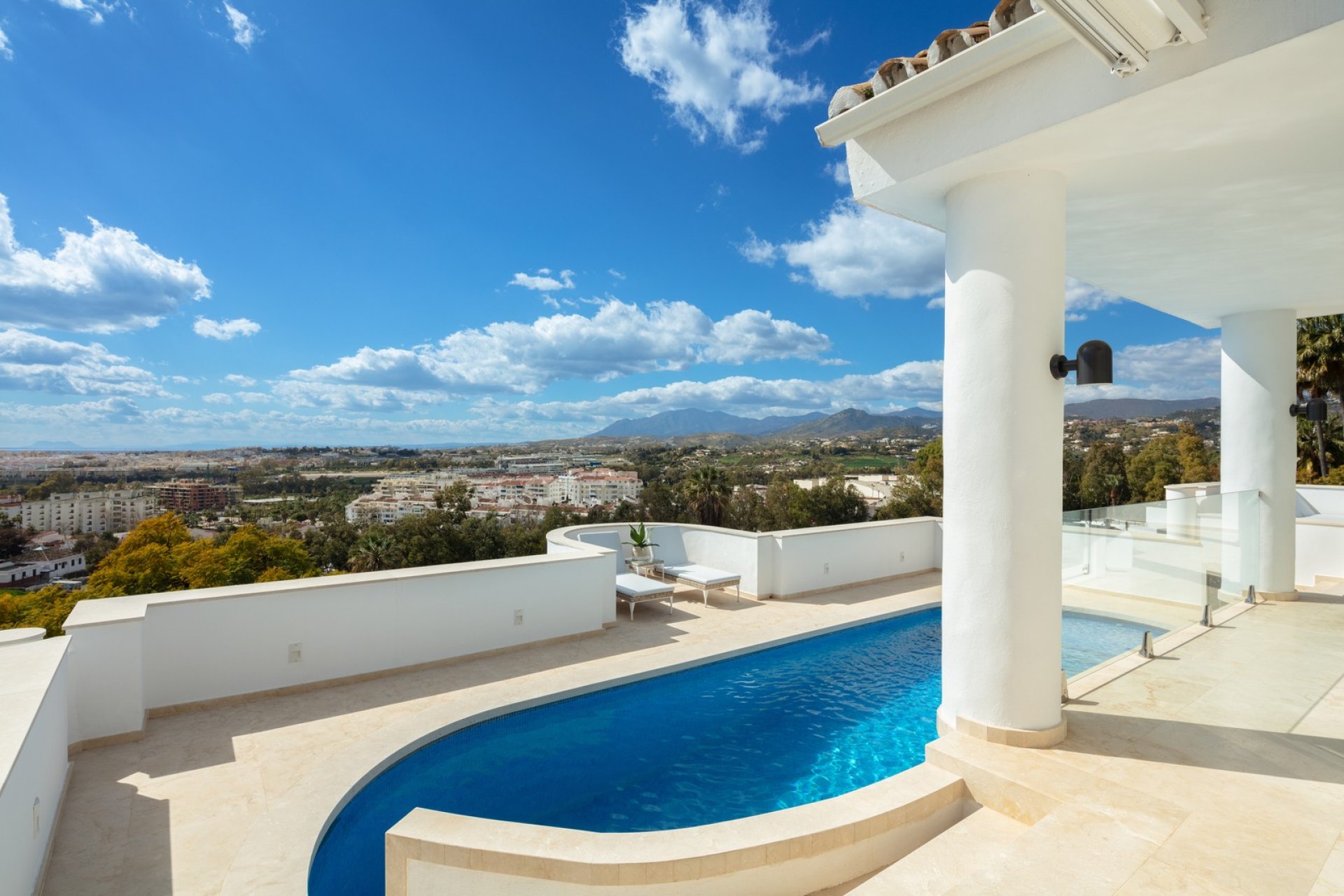 Resale - Villa -
Marbella - Nueva Andalucía