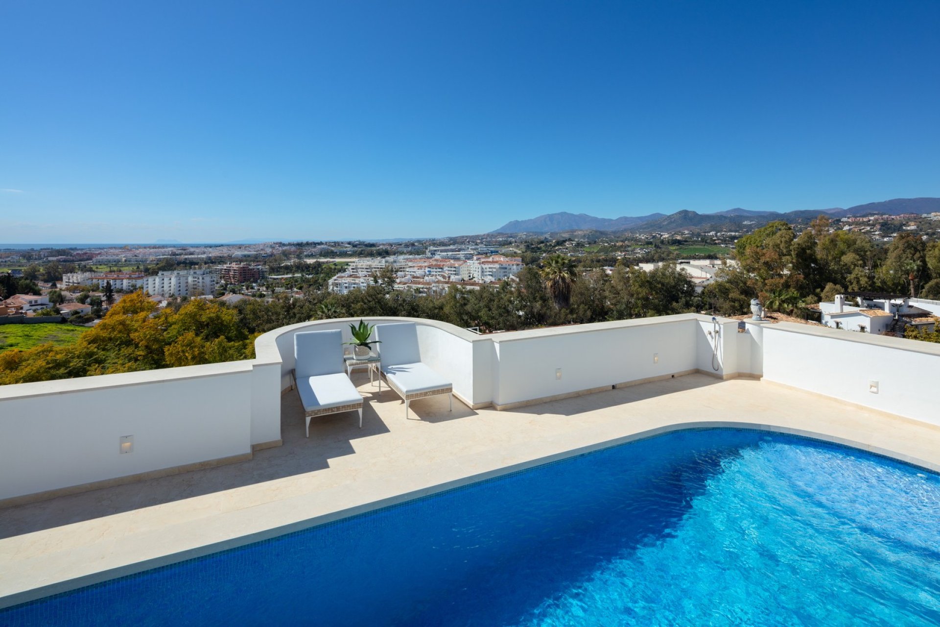 Resale - Villa -
Marbella - Nueva Andalucía