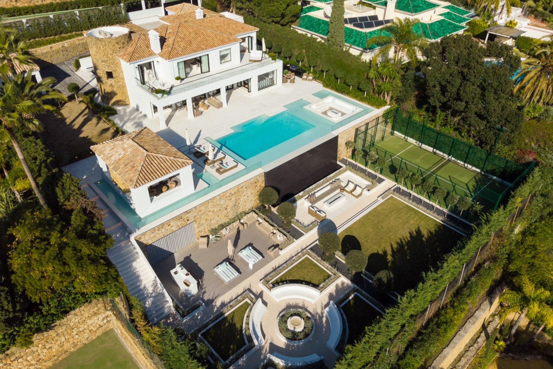 Resale - Villa -
Marbella - Nueva Andalucía