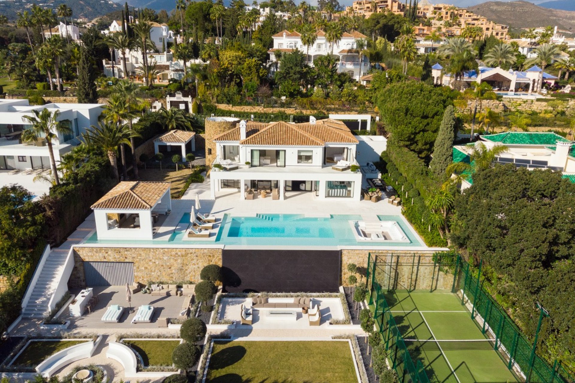 Resale - Villa -
Marbella - Nueva Andalucía