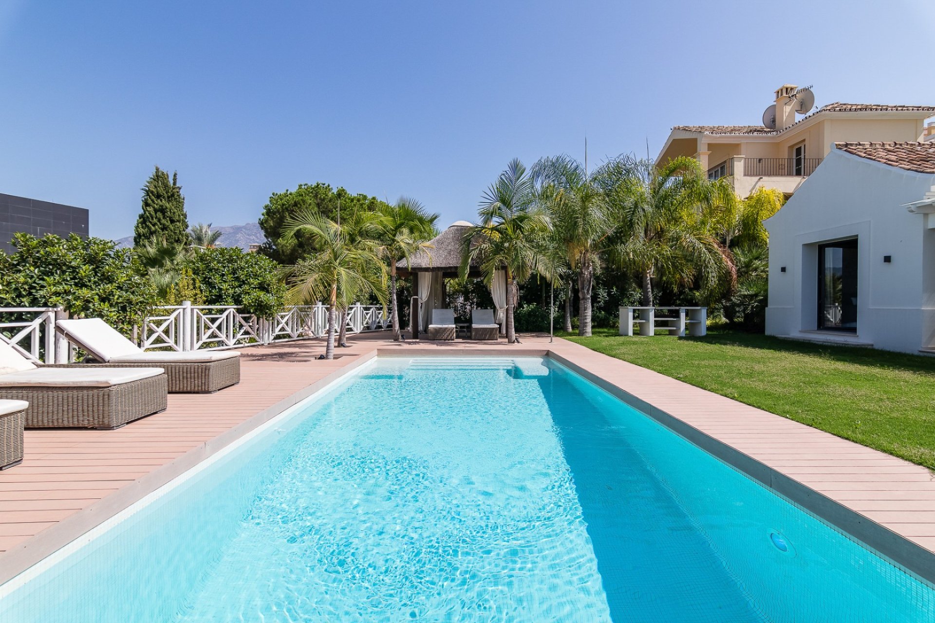 Resale - Villa -
Marbella - Nueva Andalucía