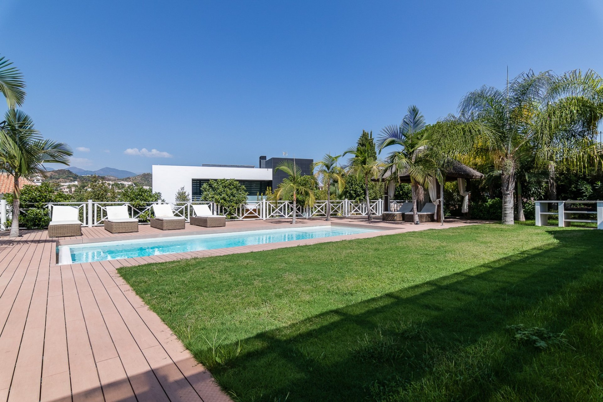 Resale - Villa -
Marbella - Nueva Andalucía