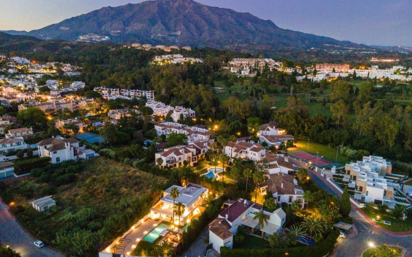 Resale - Villa -
Nueva Andalucía - Costa del Sol