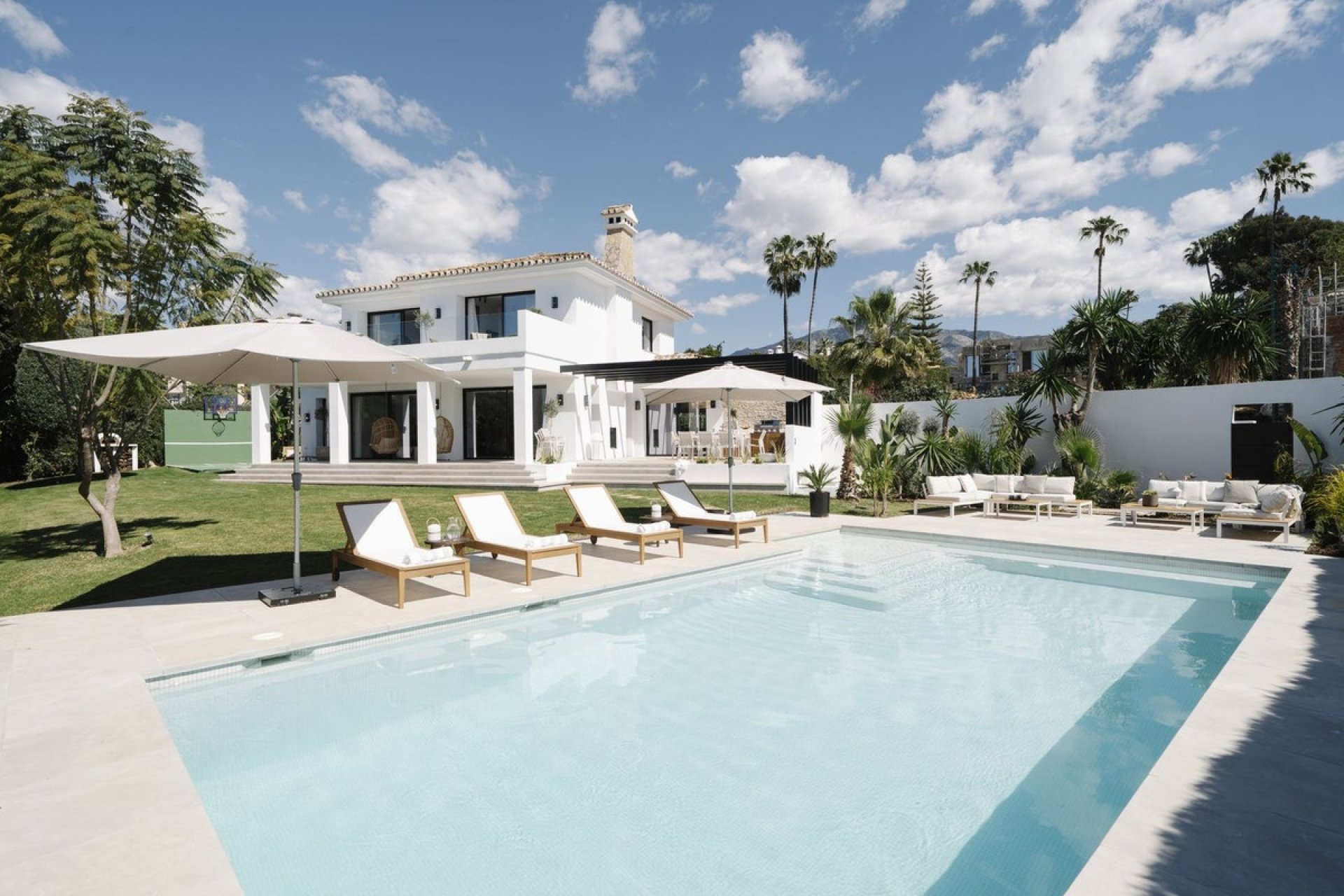 Resale - Villa -
Nueva Andalucía - Costa del Sol