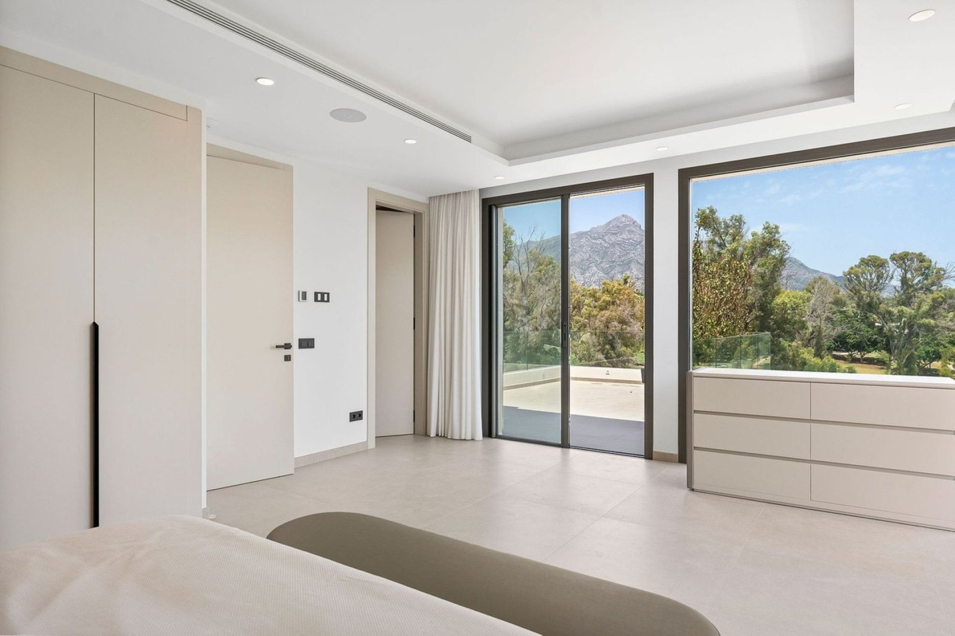 Resale - Villa -
Nueva Andalucía - Costa del Sol