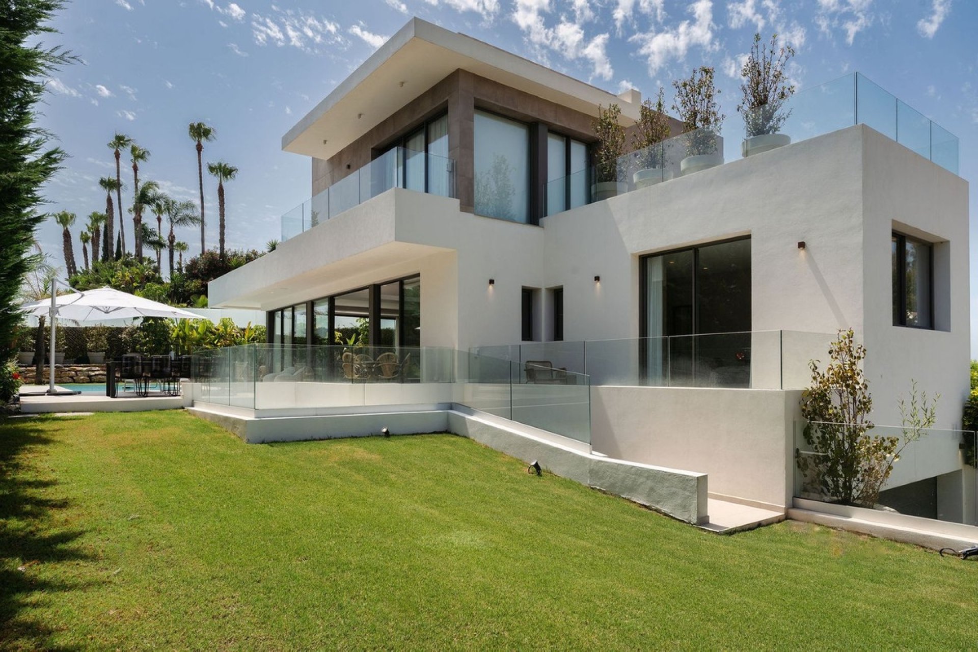 Resale - Villa -
Nueva Andalucía - Costa del Sol