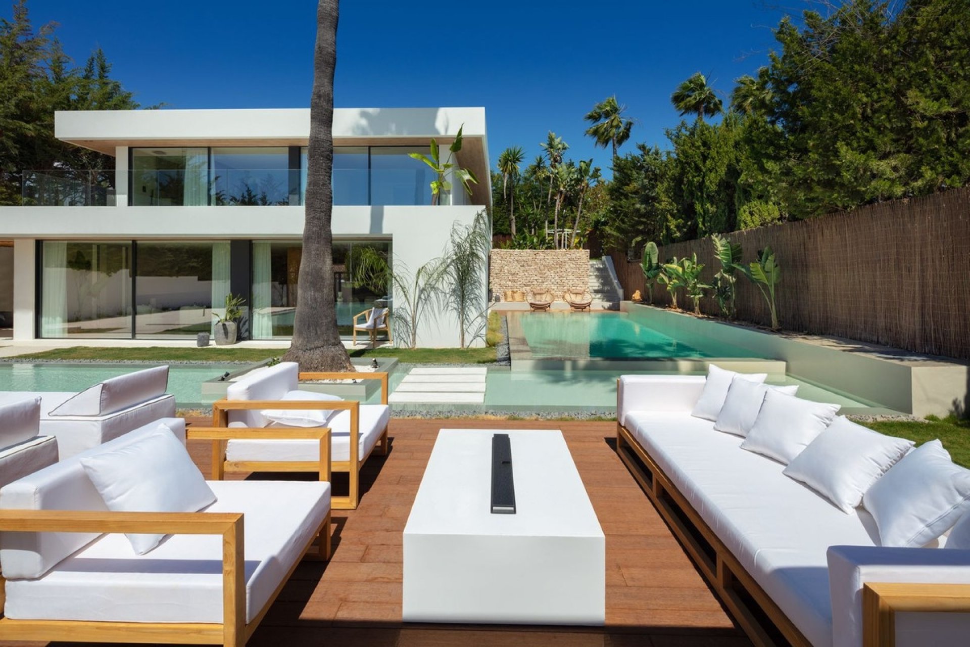 Resale - Villa -
Nueva Andalucía - Costa del Sol