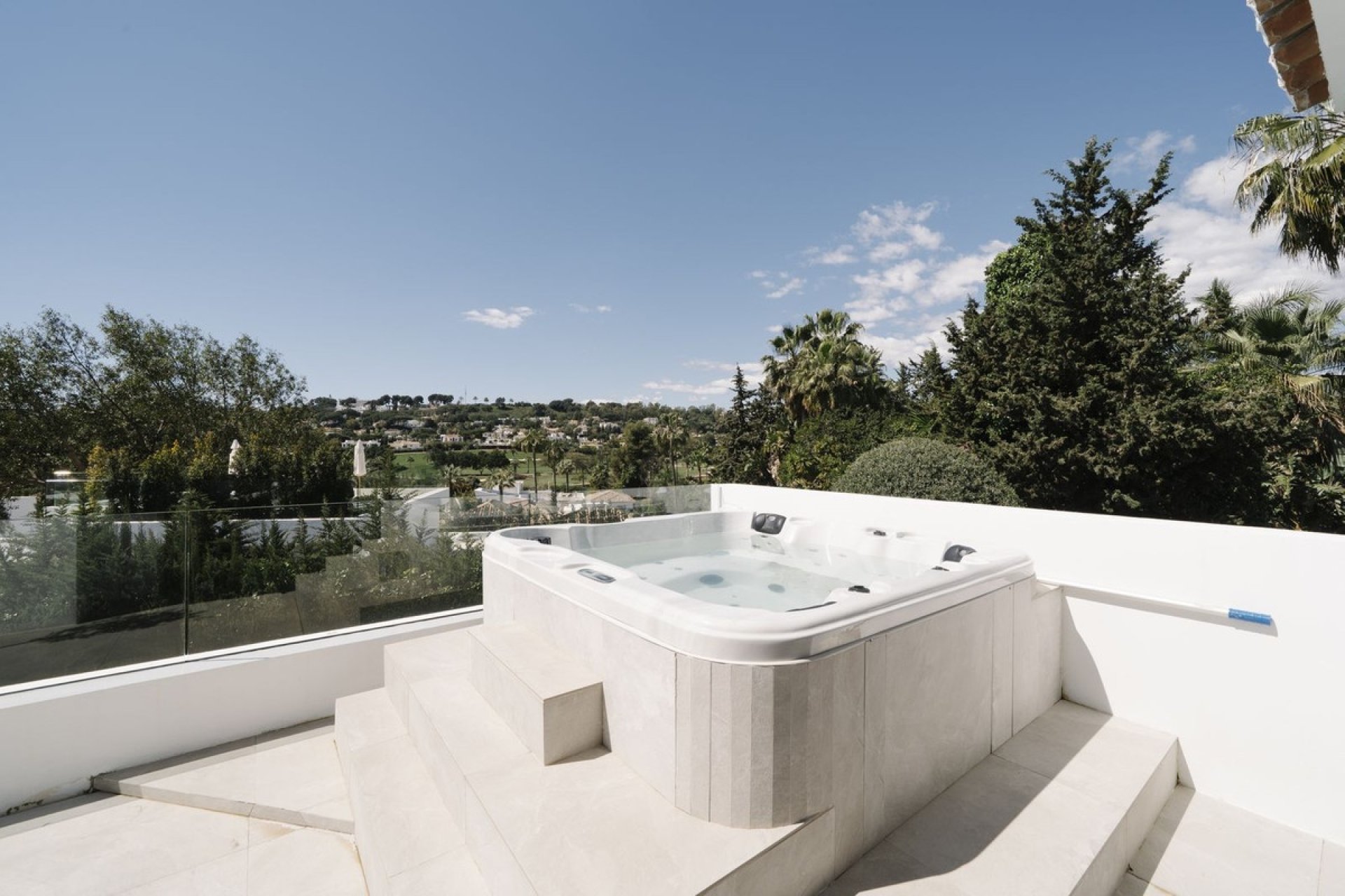 Resale - Villa -
Nueva Andalucía - Costa del Sol