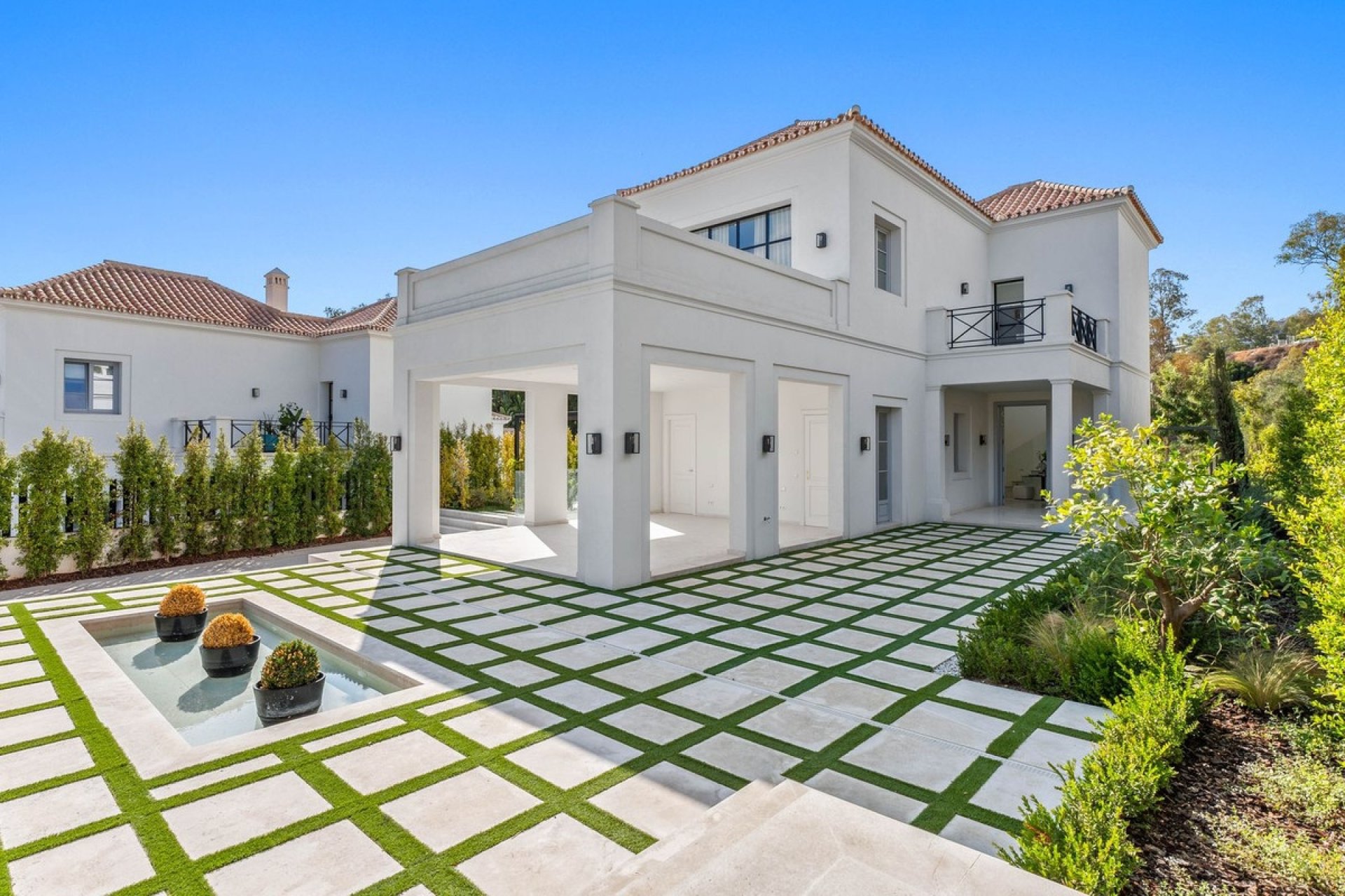 Resale - Villa -
Nueva Andalucía - Costa del Sol