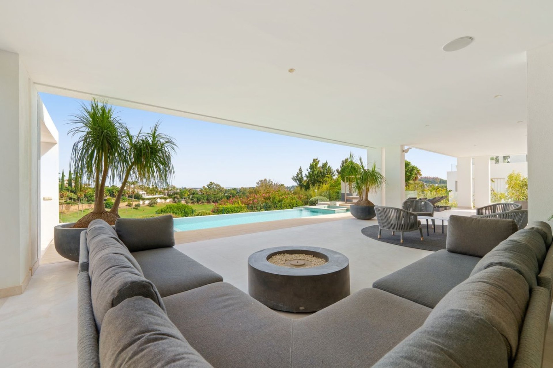 Resale - Villa -
Nueva Andalucía - Costa del Sol