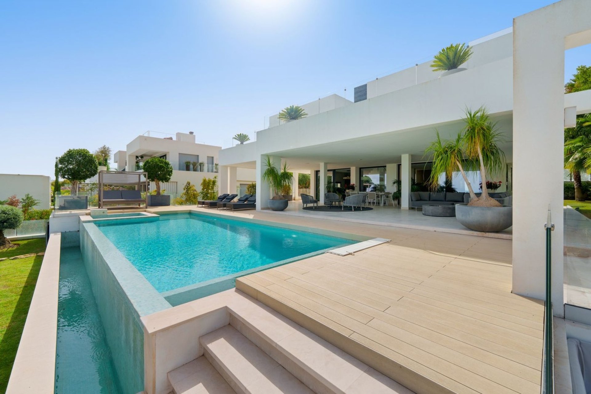 Resale - Villa -
Nueva Andalucía - Costa del Sol