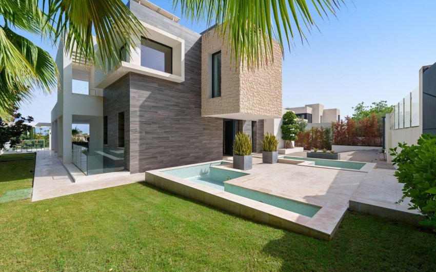 Resale - Villa -
Nueva Andalucía - Costa del Sol