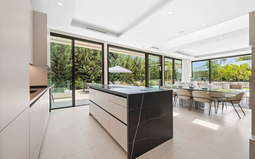 Resale - Villa -
Nueva Andalucía - Costa del Sol