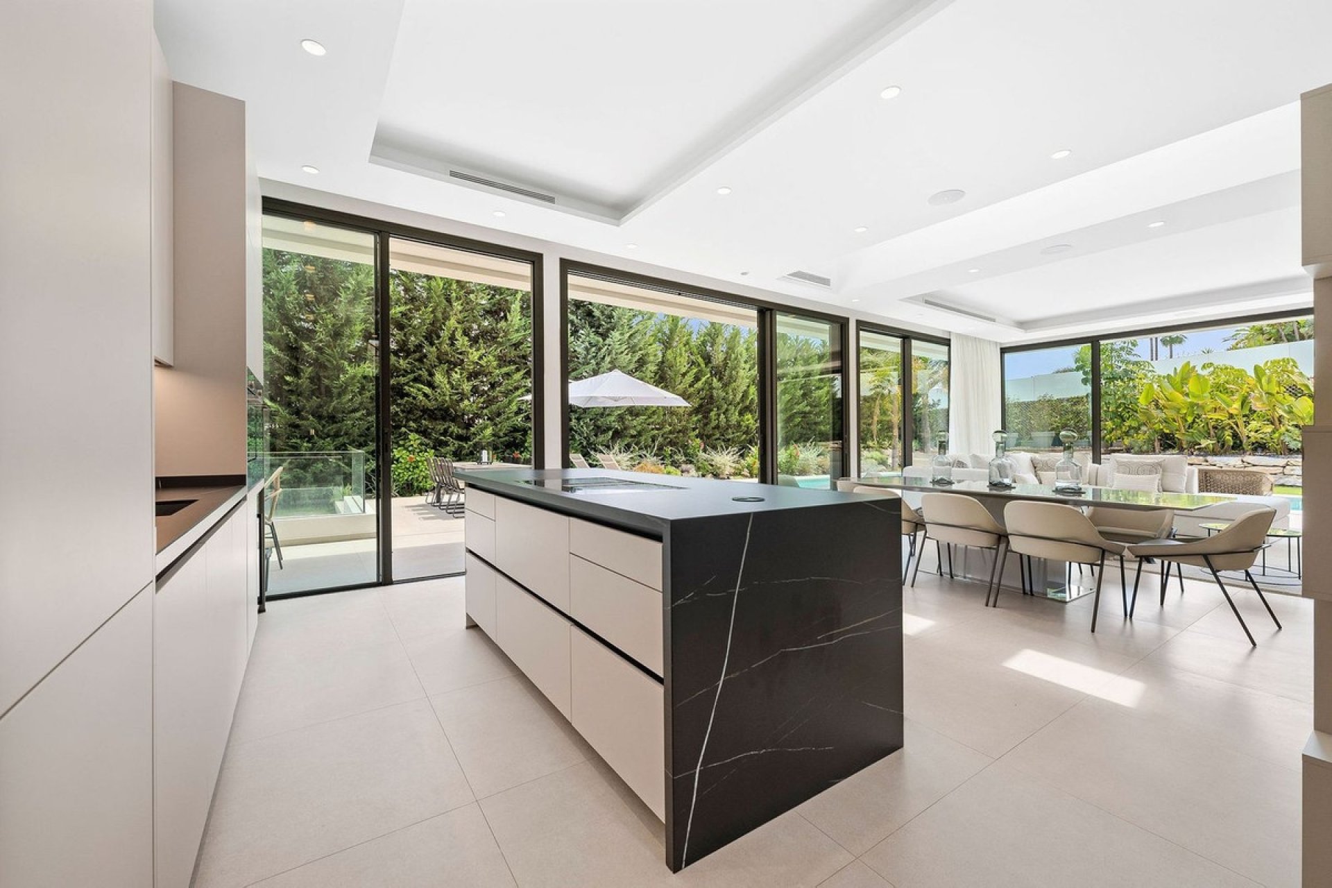 Resale - Villa -
Nueva Andalucía - Costa del Sol