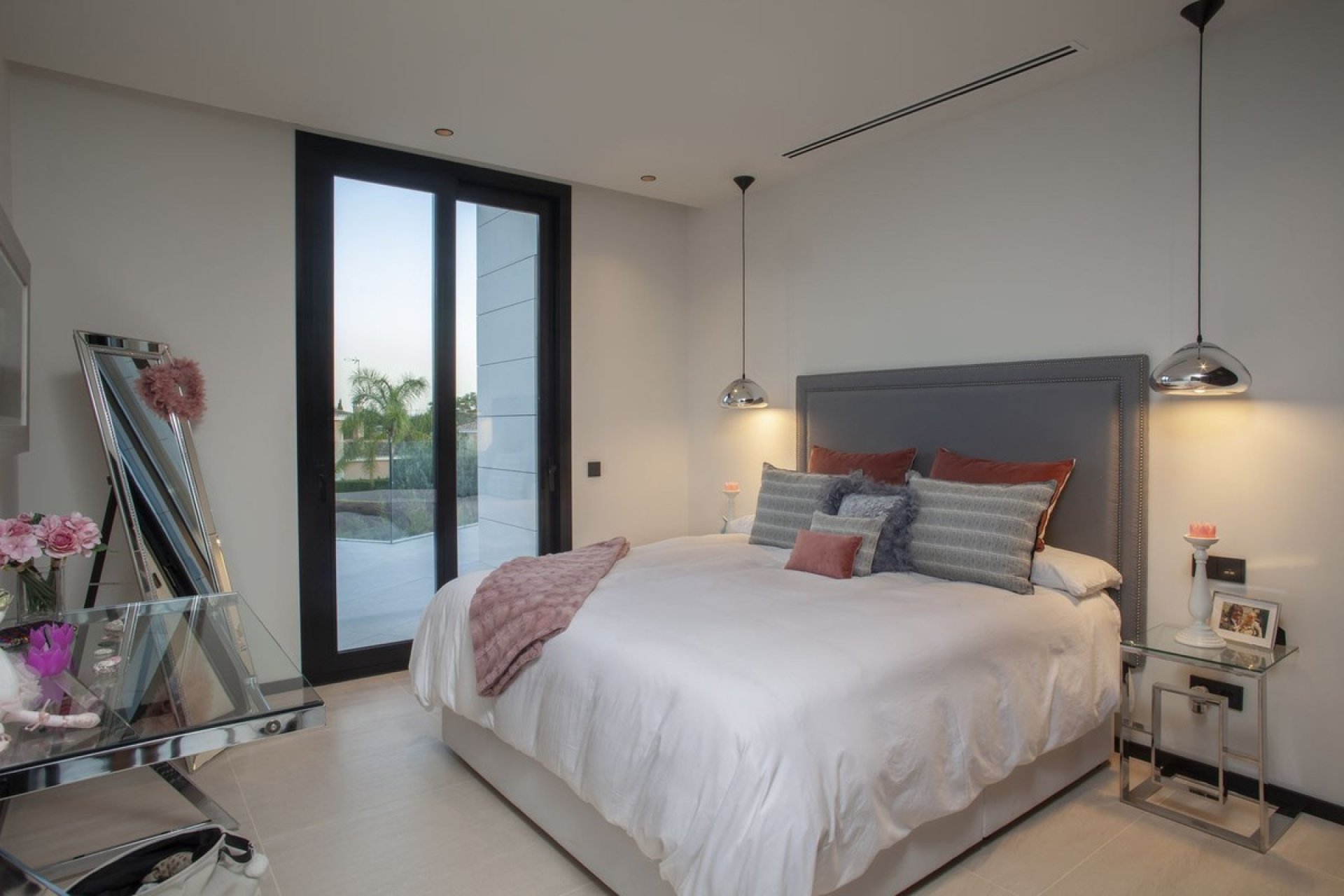 Resale - Villa -
Nueva Andalucía - Costa del Sol