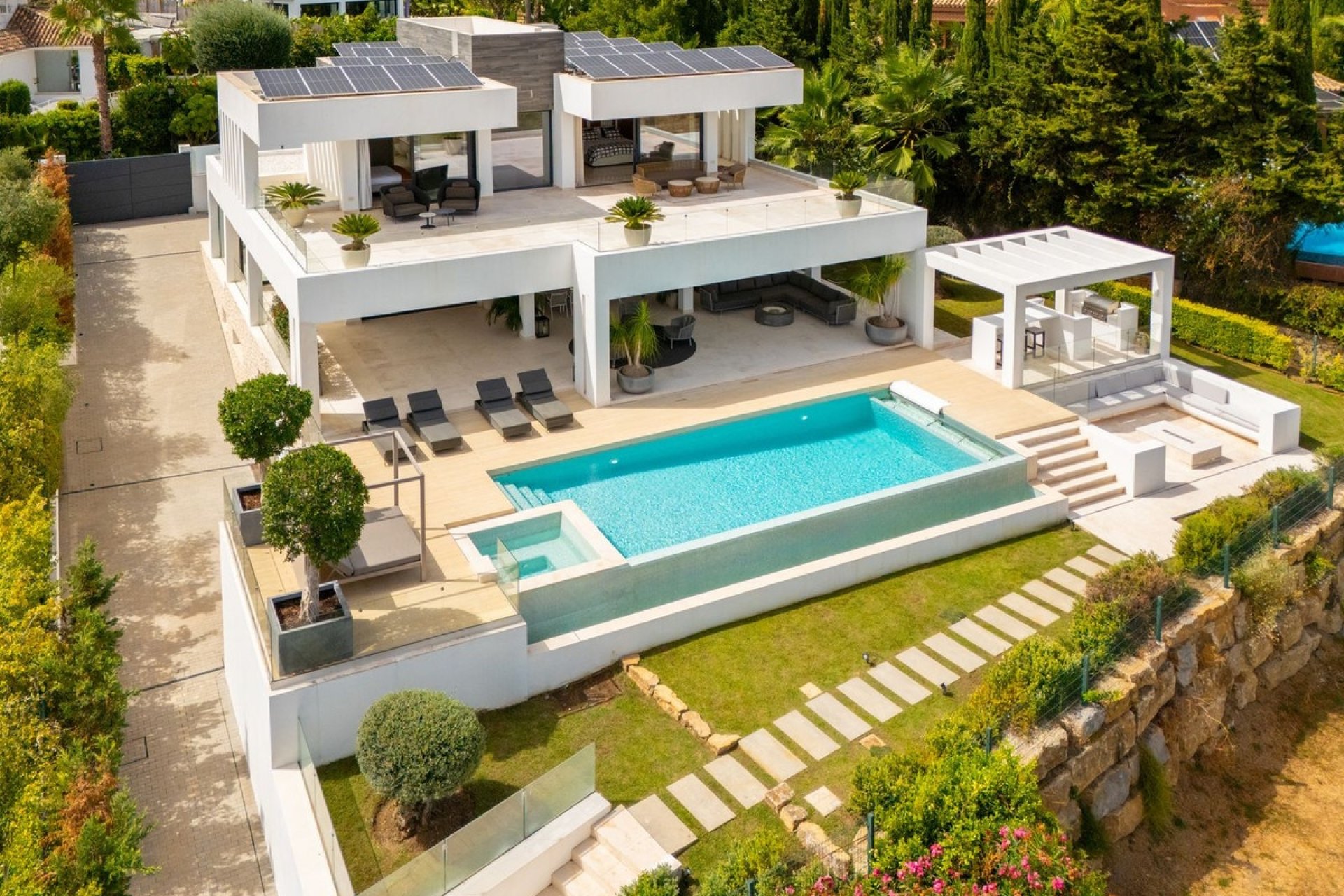 Resale - Villa -
Nueva Andalucía - Costa del Sol