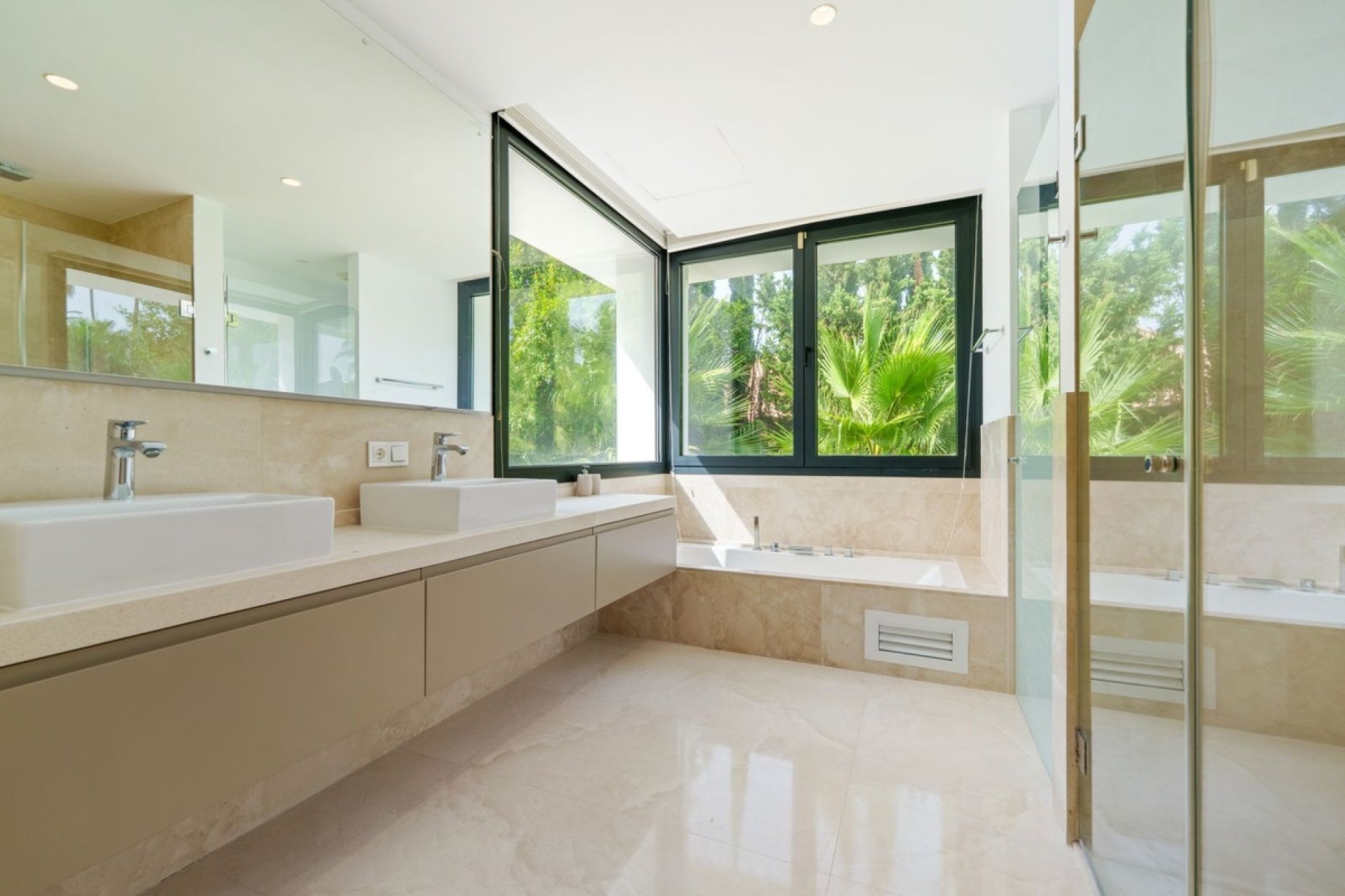 Resale - Villa -
Nueva Andalucía - Costa del Sol
