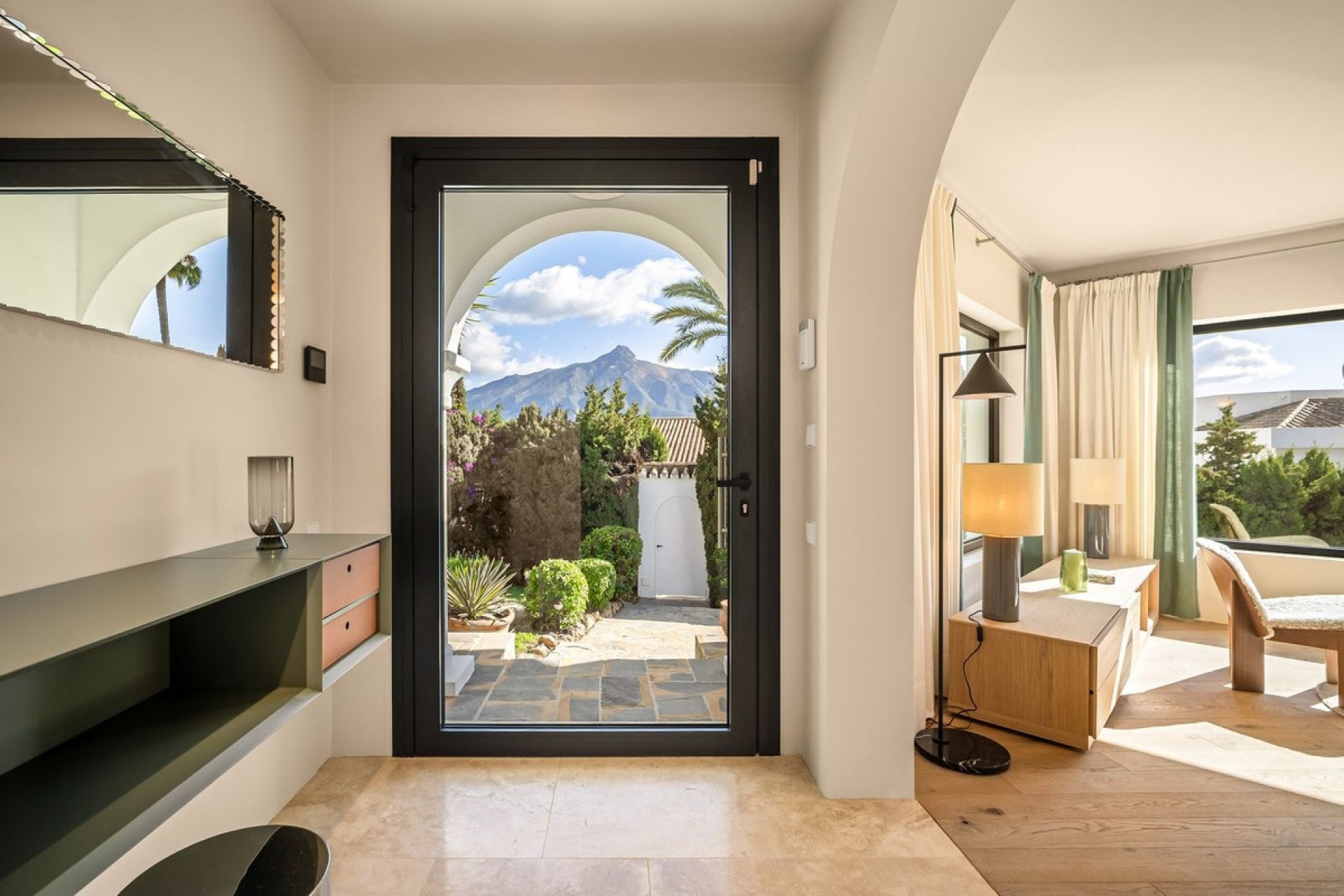 Resale - Villa -
Nueva Andalucía - Costa del Sol