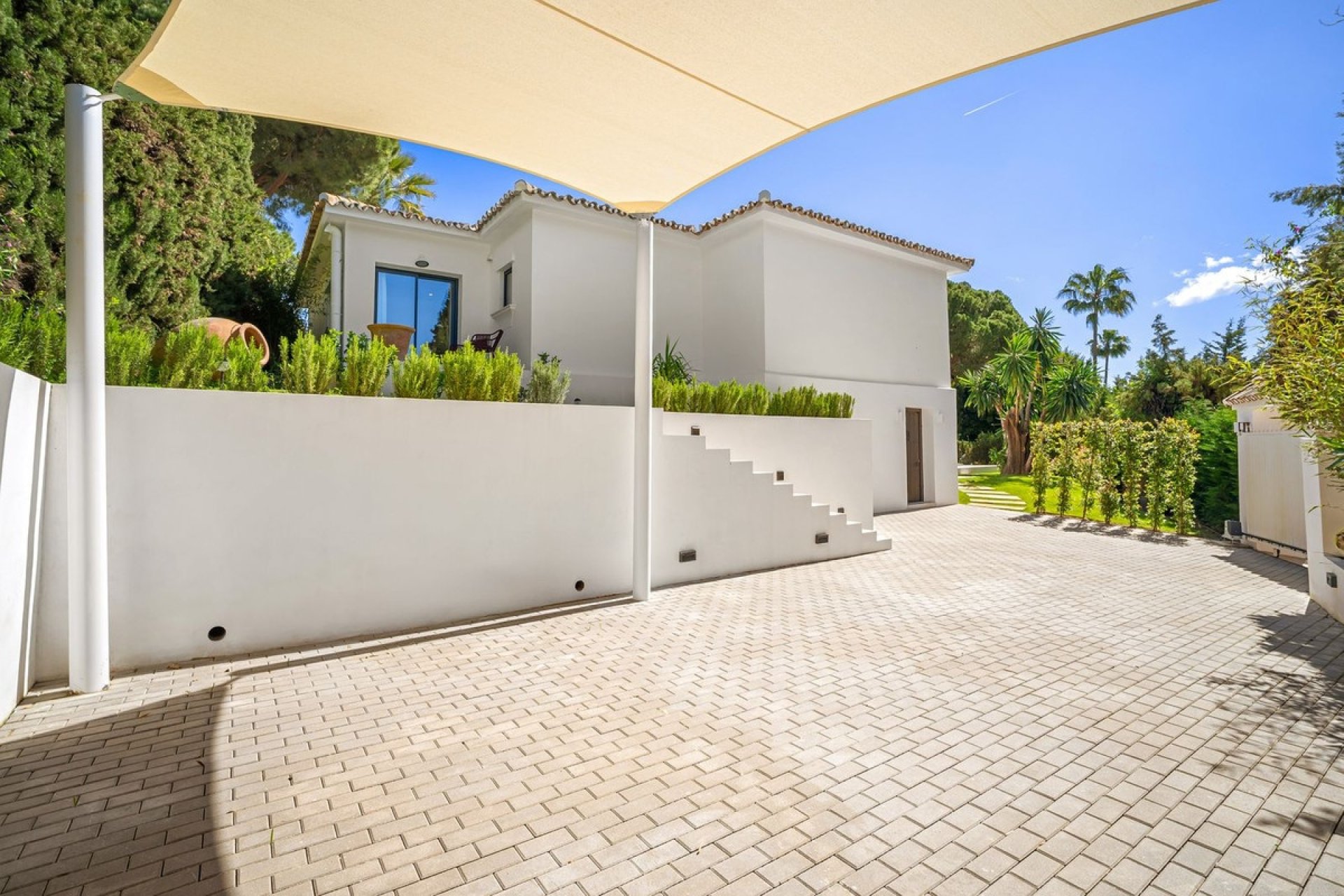 Resale - Villa -
Nueva Andalucía - Costa del Sol