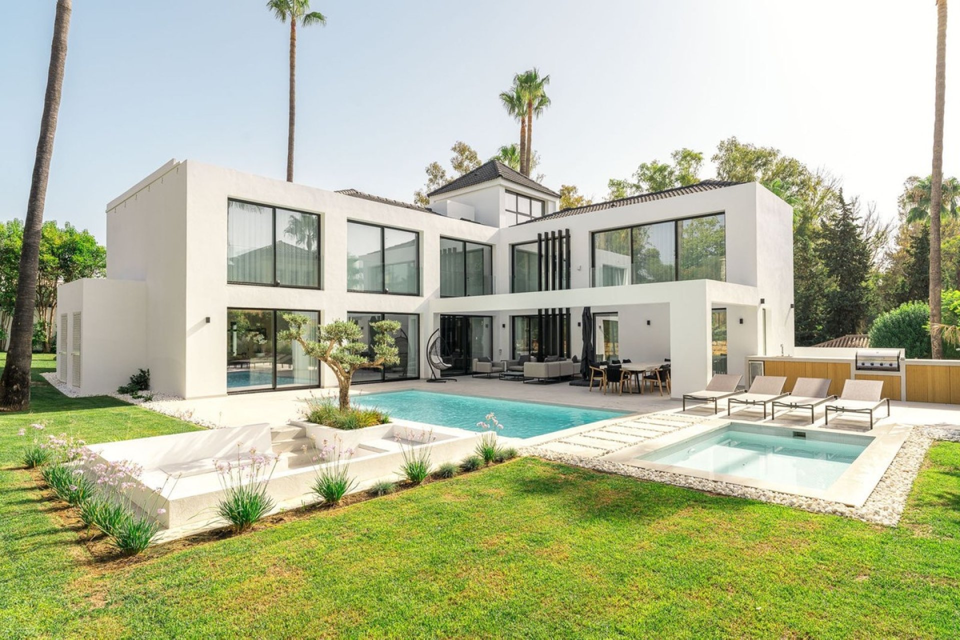 Resale - Villa -
Nueva Andalucía - Costa del Sol