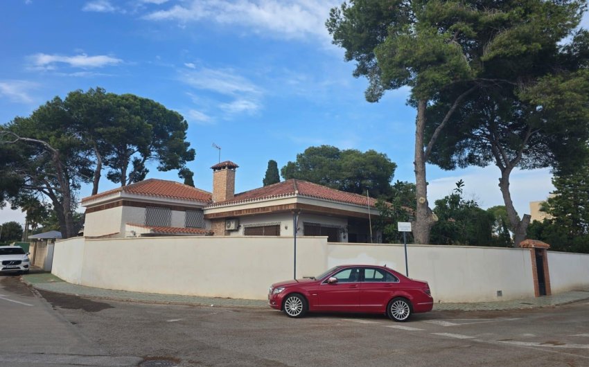 Resale - Villa -
Orihuela Costa - Campoamor