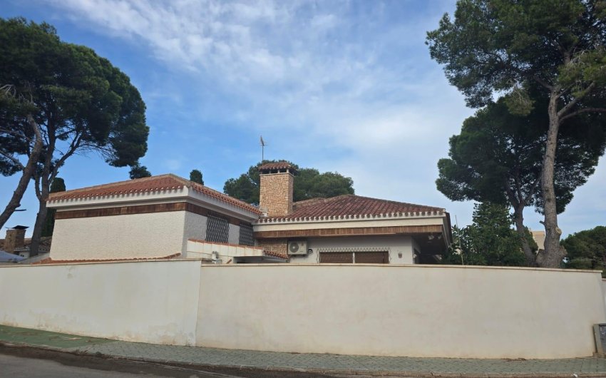 Resale - Villa -
Orihuela Costa - Campoamor