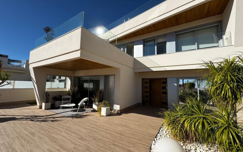 Resale - Villa -
Orihuela Costa - Campoamor