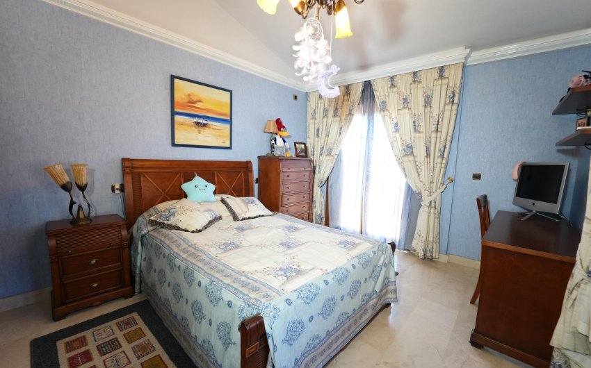 Resale - Villa -
Orihuela Costa - Campoamor