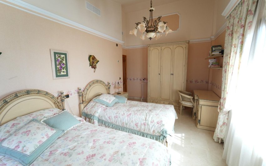 Resale - Villa -
Orihuela Costa - Campoamor