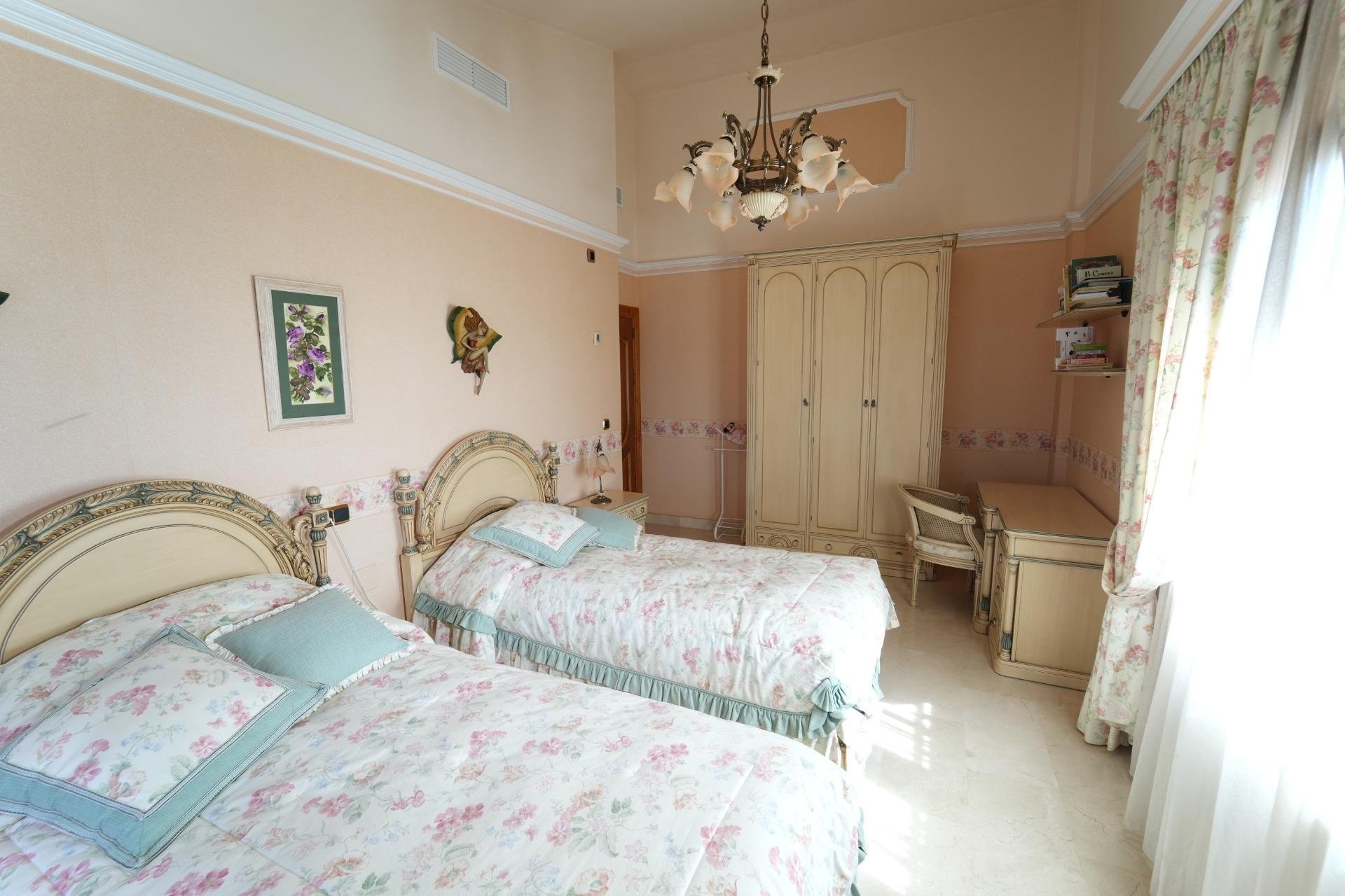Resale - Villa -
Orihuela Costa - Campoamor