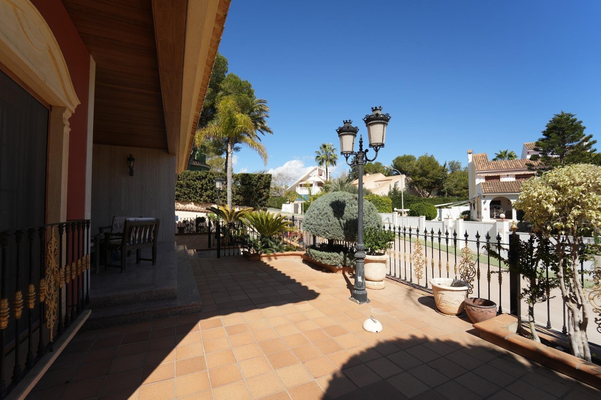 Resale - Villa -
Orihuela Costa - Campoamor